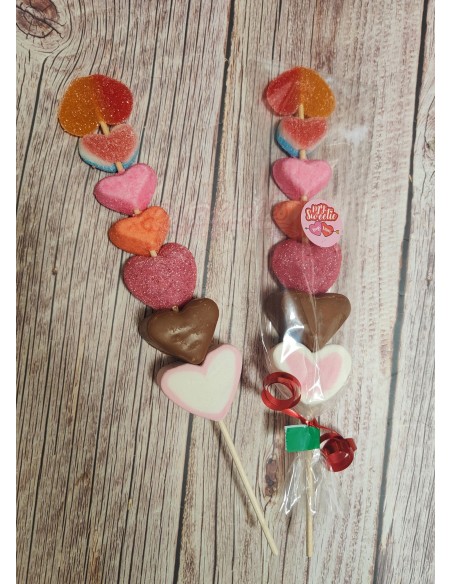Brocheta de chuches Flecha de Cupido corazones